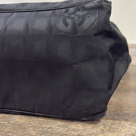 SOLD IN STORE CHANEL Travel Ligne Tote (2004-2005) - Picture 13 of 15